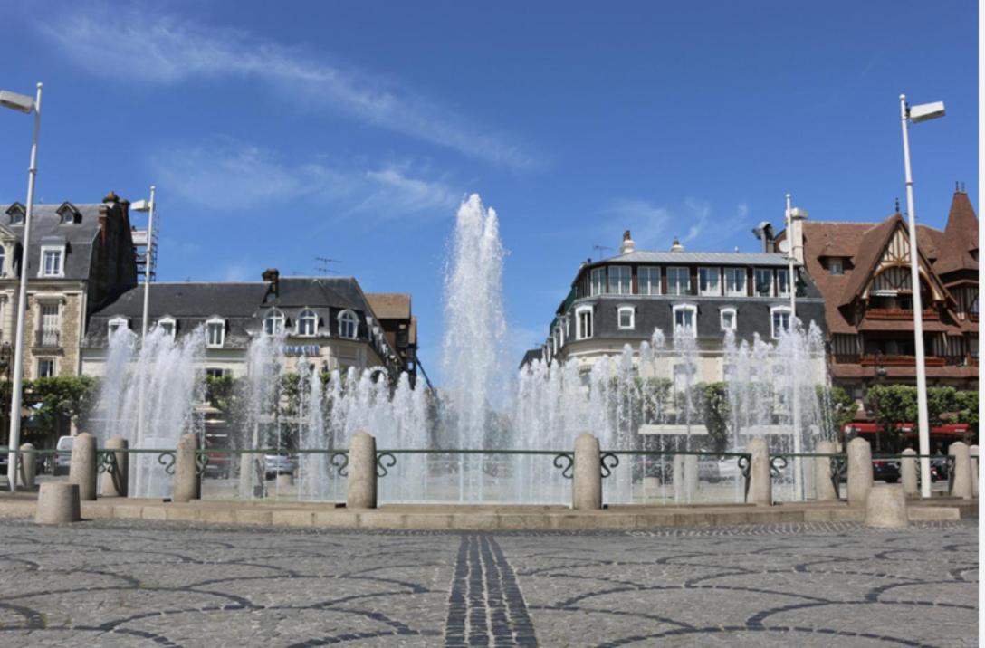 Grand Studio Hyper Centre Avec Balcon Tout Refait Mars 2025 Deauville Kültér fotó